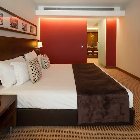 Lagoas Park 4*